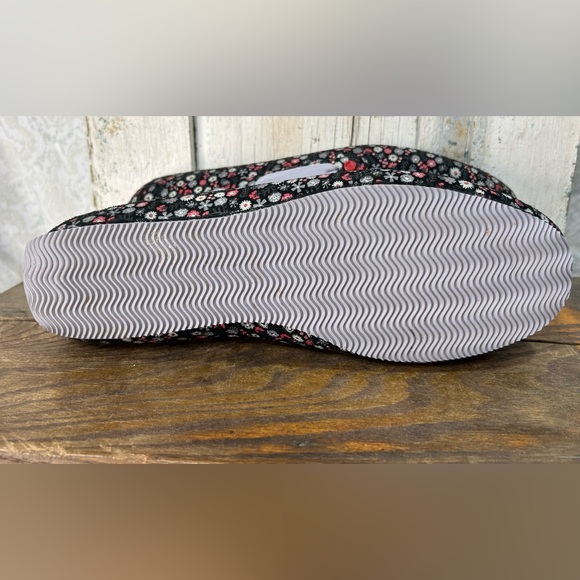 UGG Heart Belle Moccasin/Loafers, Casual Moccasins/Slipper - Picture 8 of 8